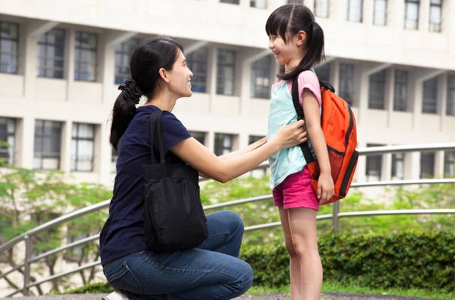 mengantar-anak-ke-sekolah-pertama-kali