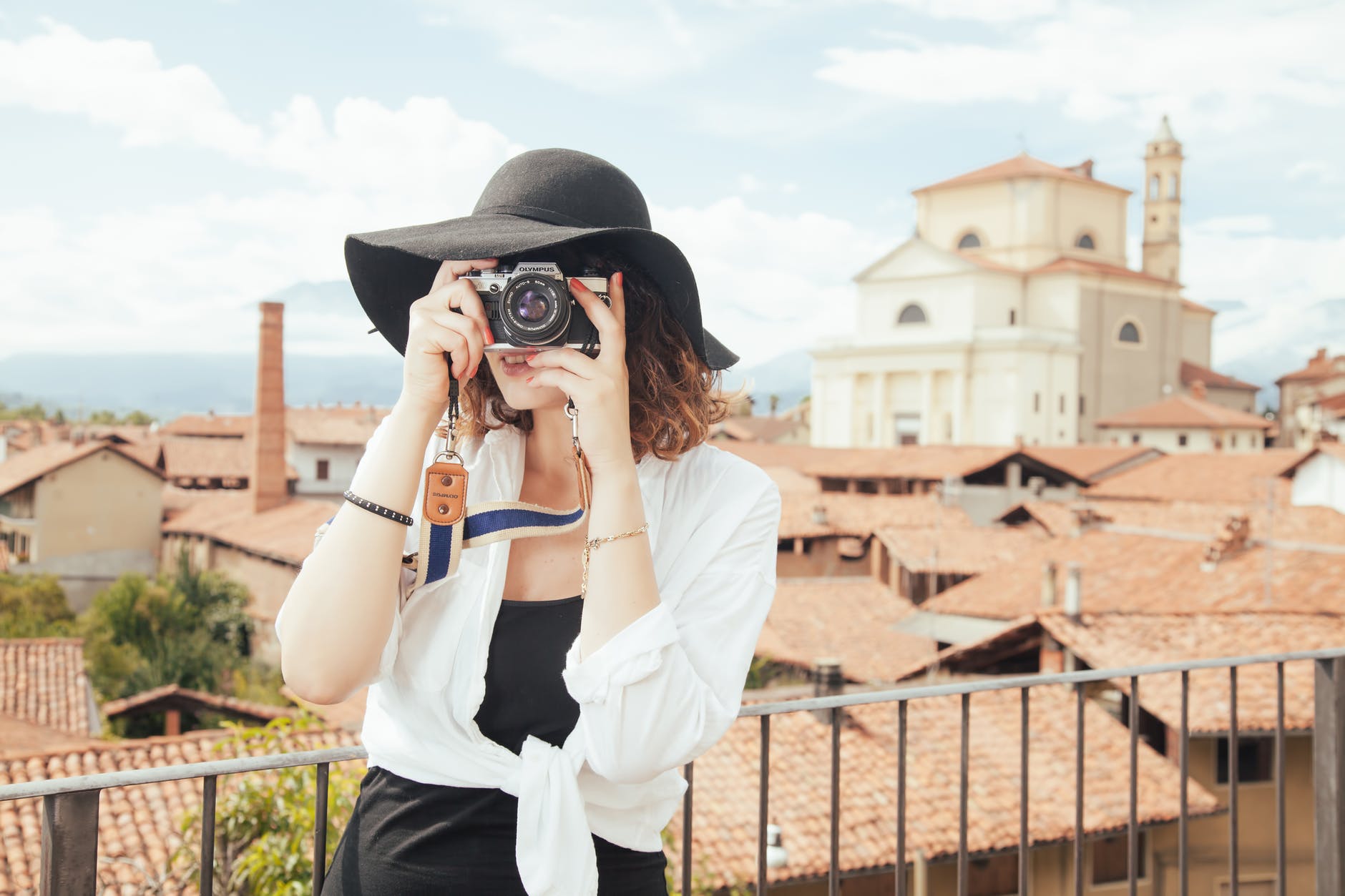 Tips Foto Instagramable – Berlibur di dalam negeri ataupun ke luar negeri, kurang rasanya bila tidak mengabadikan moment-moment tersebut. Tidak jarang moment tersebut langsung di unggah ke akun media sosial. Tapi ternyata foto yang dihasilkan tidak terlihat keren atau biasa disebut Instagramable. Mau memiliki feed Instagram yang keren? Agar foto liburan Sahabat tidak sia-sia. Berikut [&hellip;]
