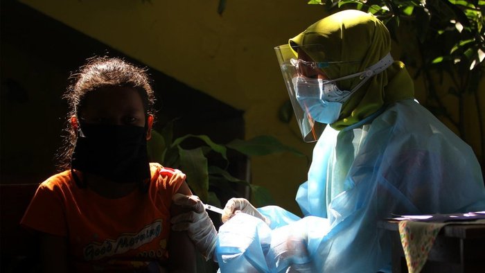 Vaksinasi HPV adalah pemberian vaksin HPV atau Human Papillomavirus untuk terhindar dari kanker serviks. Vaksin ini sering dikenal dengan vaksin kanker serviks. Kanker serviks adalah kanker yang disebabkan oleh virus HPV yang menular pada wanita saat berhubungan seksual terutama kontak langsung pada area genital. Dari situlah kemudian muncul sel yang tumbuh secara tidak normal pada mulut [&hellip;]
