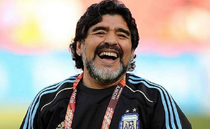 Dunia sepak bola kembali berduka. Salah satu legenda sepak bola asal Argentina, Diego Armando Maradona, meninggal dunia pada usia 60 tahun di rumahnya pada tanggal 25 November 2020. Mantan pesepak bola yang terkenal dengan ‘Gol Tangan Tuhan’-nya ke gawang Inggris pada Piala Dunia tahun 1986 yang turut membawa Argentina menjadi juara dunia itu dikatakan meninggal [&hellip;]