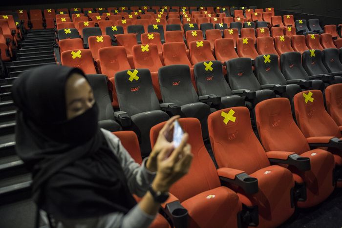 Kementerian Kesehatan banyak merevisi pedoman penanganan Covid-19 dan salah satunya adalah mengenai aktivitas di dalam ruangan yang tertutup. Protokol kesehatan harus tetap diwaspadai dan dipatuhi terutama untuk sarana hiburan “bioskop” yang beroperasi kembali di tengah pandemi Covid-19. Para pengusaha  bioskop yang tetap ingin usahanya berjalan diharapkan tidak melanggar peraturan protokol kesehatan dan tetap mematuhi peraturan dengan bijak dan sesuai. Baca [&hellip;]
