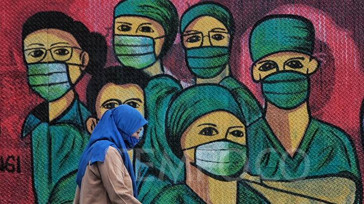 Tenaga kesehatan adalah garda terdepan dalam penanganan Covid-19 karena merekalah yang menangani langsung pasien pengidap terus. Akan tetapi semakin bertambahnya jumlah kasus pengidap virus setiap harinya tentu saja membuat mereka sangat kelelahan, dan mengalami sindrom burnout. Sindrom ini secara psikologis sudah berisiko menganggu kualitas hidup dan produktivitas kerja dalam pelayanan kesehatan. &nbsp; Baca Juga: Kasus [&hellip;]