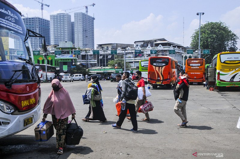 Satuan Tugas (Satgas) Covid-19 menerbitkan Surat Edaran Nomor 12 Tahun 2021 tentang Ketentuan Perjalanan Orang Dalam Negeri dalam Masa Pandemi CoronaVirus Disease 2019 (Covid-19) yang mulai berlaku pada 1 April 2021. Baca Juga: Satgas Covid-19 Keluarkan SE Terbaru, Semua Perjalanan Wajib PCR Atau Antigen Surat edaran yang sudah ditandatangani oleh Ketua Satgas Covid-19 pada 26 Maret [&hellip;]