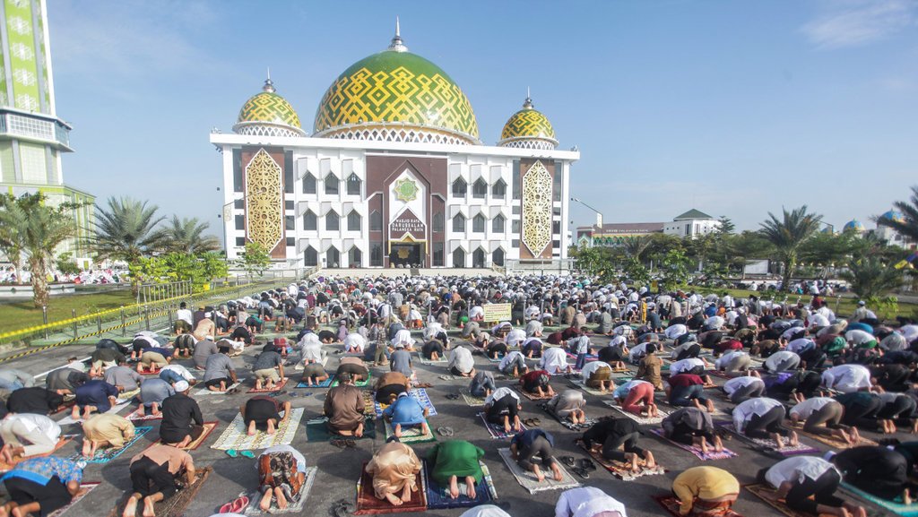 Sebentar lagi Lebaran tiba, dan tentunya Sahabat Sehat akan melaksanakan salat Idul Fitri. Seperti tahun sebelumnya, Lebaran tahun ini masih dalam situasi pandemi Covid-19. Baca Juga: Wajib Tahu! Ini Persyaratan Salat Tarawih 2021 di Luar Rumah Menteri Agama, Yaqut Cholil Qoumas, pada Selasa 4 Mei 2021 meminta kepada umat Islam untuk  melaksanakan ibadah salat Idul [&hellip;]