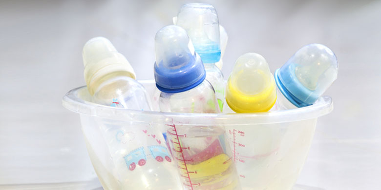 Ditulis oleh : dr. Monica Cynthia Dewi Kesalahan cara mensterilkan botol ASI dapat membuat air susu ibu tidak layak konsumsi. Ini tentu berbahaya bagi pencernaan si kecil. Oleh sebab itu, penting untuk menjaga kebersihan botol susu agar mencegah infeksi pada saluran cerna Si Kecil. Membersihkan botol susu dapat dilakukan paling tidak hingga Si Kecil berusia 12 bulan, [&hellip;]