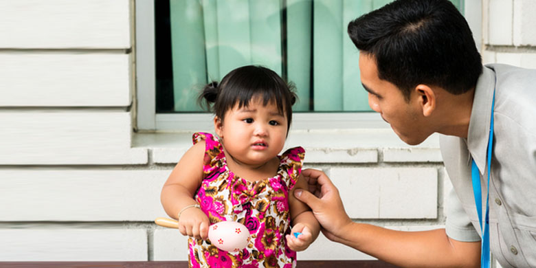 Ditulis oleh : Redaksi Prosehat Ditinjau oleh : dr. Monica Cynthia Dewi Komunikasi yang kurang lancar di keluarga jadi penyebab anak takut berbicara dengan orang lain. Masalah ini perlu untuk segera diatasi. Karena anak yang sulit berkomunikasi dengan orang lain cenderung akan mengalami banyak kesulitan di masa dewasanya. Dalam menjaga keharmonisan keluarga, diperlukan komunikasi yang [&hellip;]