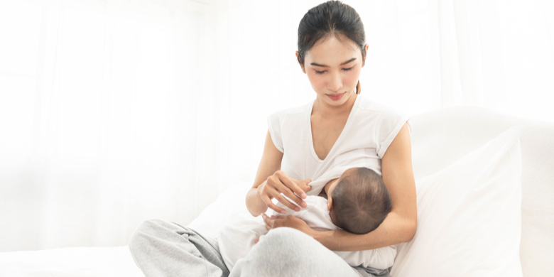 Seorang ibu yang baru saja melahirkan tentunya berharap dapat menyusui bayinya. Namun sayangnya, ada beberapa kondisi yang membuat seorang ibu ragu menyusui Si Kecil. Salah satu penyebabnya adalah akibat kanker payudara. Kanker payudara merupakan salah satu penyakit kronis yang dapat dialami oleh wanita maupun pria. Berdasarkan data kesehatan dari Kementerian Kesehatan Republik Indonesia pada 31 Januari [&hellip;]
