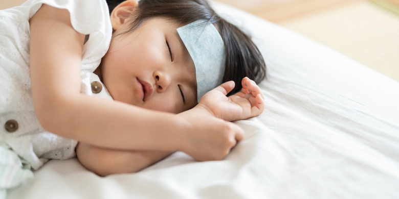 Demam merupakan salah satu keluhan yang kerap dijumpai Si Kecil. Moms mungkin bingung apa penyebab demam Si Kecil? Demam umumnya menunjukan bahwa terjadi proses peradangan pada tubuh, yang dapat disebabkan oleh infeksi bakteri maupun virus.  Salah satu penyebab demam pada Si Kecil yakni demam tifoid dan demam berdarah. Moms, bagaimana cara membedakan kedua penyakit tersebut [&hellip;]
