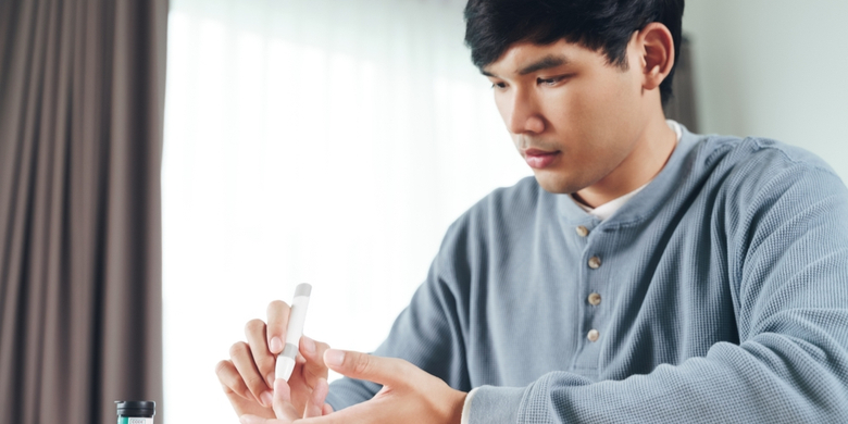 Secara normal, tubuh membutuhkan asupan glukosa dan oksigen untuk metabolisme tubuh, khususnya pada organ vital seperti otak. Meski demikian, asupan glukosa ke tubuh juga perlu memperhitungkan jumlah kebutuhan kalori per harinya. Mengkonsumsi gula yang berlebihan akan menyebabkan masalah kesehatan serius seperti penyakit kencing manis atau yang dikenal dengan istilah Diabetes Mellitus (DM). Sahabat Sehat, mari [&hellip;]