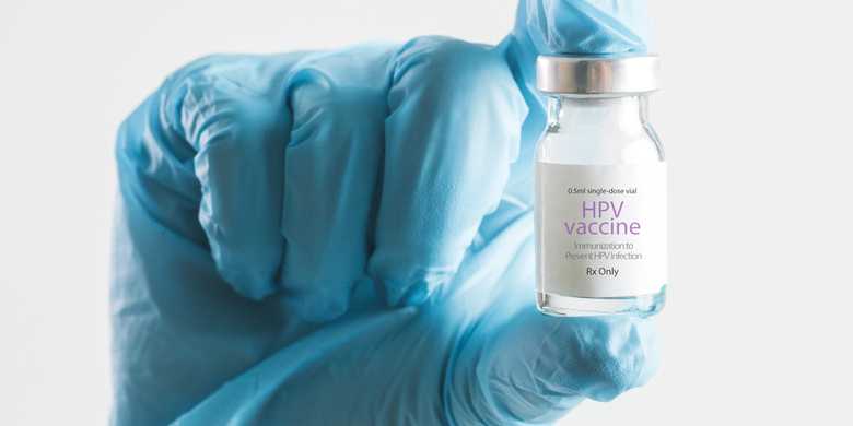 Sahabat Sehat mungkin sudah mendengar bahwa pemerintah telah menambahkan vaksin HPV (human papillomavirus) sebagai salah satu imunisasi wajib bagi anak. Sayangnya, program pemerintah ini baru menyasar anak sekolah dasar (SD) berusia antara 10-11 tahun atau SD kelas 5-6 saja, belum untuk kelompok lainnya. Vaksin HPV diindikasikan bagi semua perempuan mulai dari usia 9 tahun dengan tujuan [&hellip;]