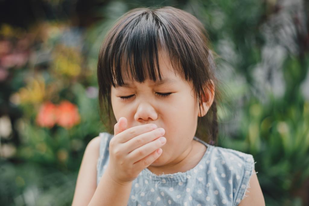 Moms, apakah Si Kecil kerap mengeluh nyeri saat menelan? Salah satu penyakit yang kerap dialami anak-anak adalah batuk, pilek dan nyeri menelan. Kondisi ini tentu dapat menyebabkan Si Kecil menjadi rewel dan nafsu makan menurun. Salah satu penyebab nyeri menelan adalah akibat infeksi difteri, yang disebabkan oleh bakteri Corynebacterium diphteriae yaitu suatu bakteri gram positif [&hellip;]
